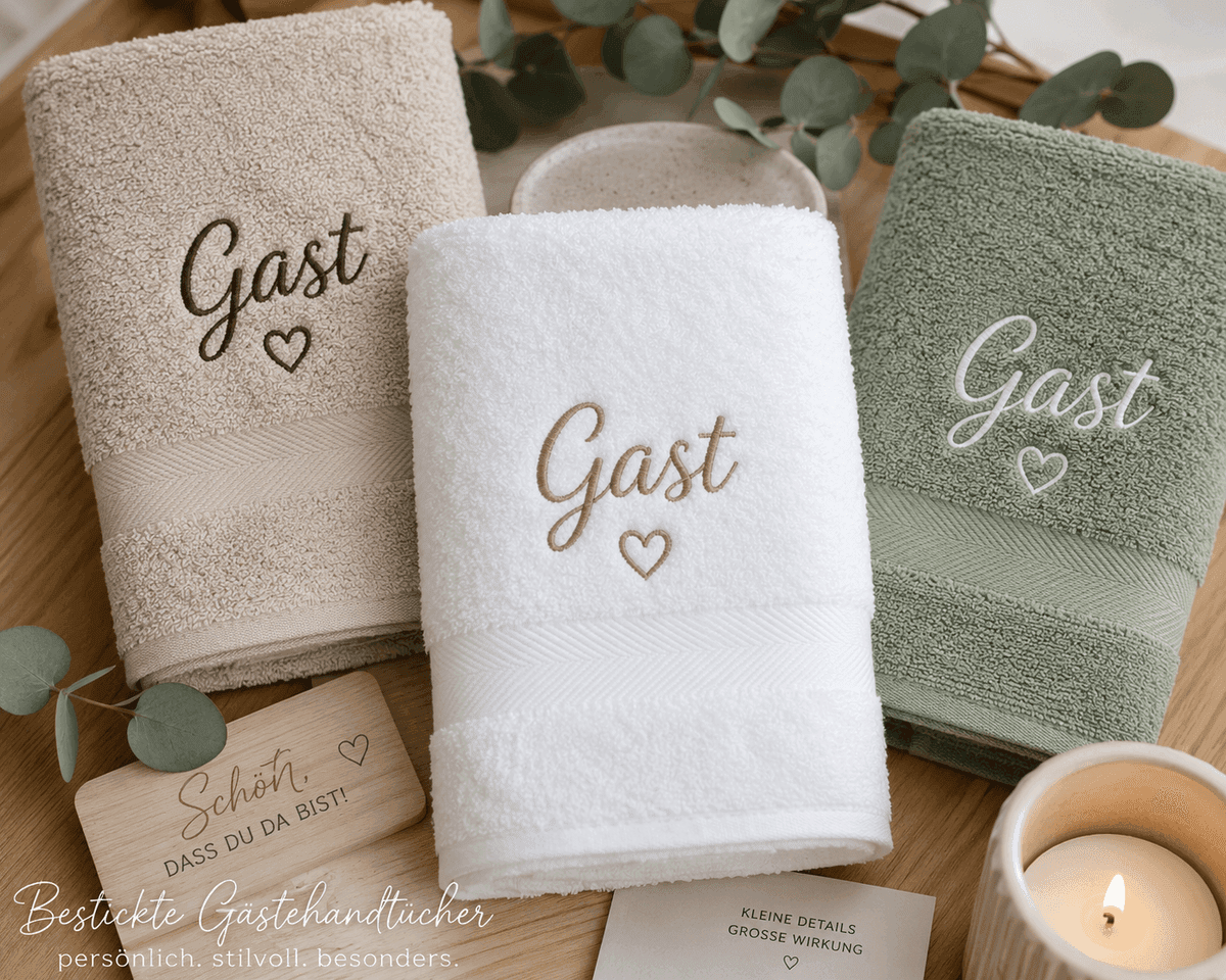 Hochzeits-Serviette mit feinen Blumenmotiven und Monogrammen bestickt